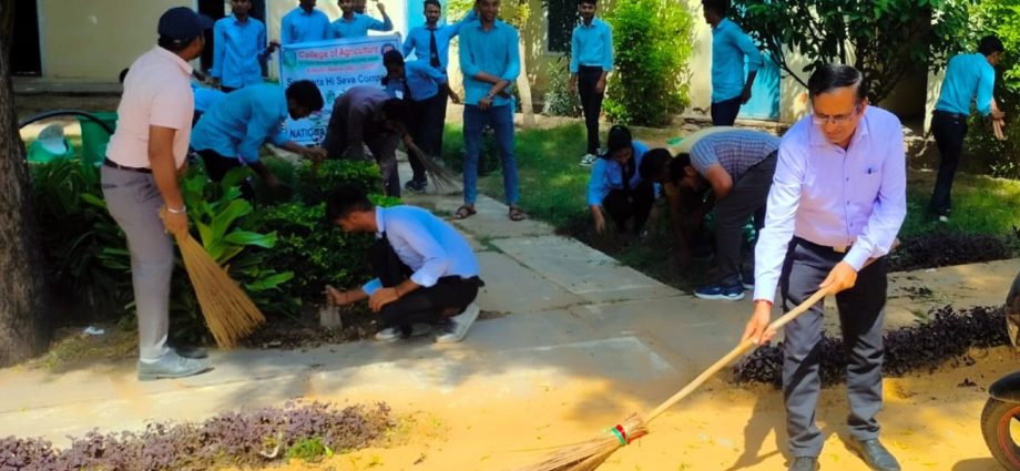 कोटपूतली: कृषि महाविद्यालय में एनएसएस स्वयंसेवकों ने किया श्रमदान, स्वच्छता अभियान के तहत की सफाई, कॉलेज के डीन ने कहा- कर्म ही पूजा है