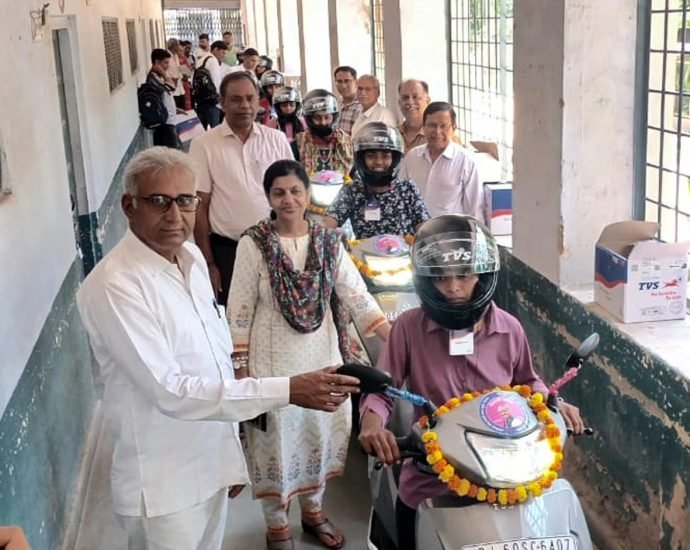 कोटपूतली: स्कूटी पाकर चहकी बेटियां, राजकीय एलबीएस पीजी कॉलेज में काली बाई भील मेधावी छात्रा स्कूटी वितरण समारोह आयोजित कोटपूतली: स्कूटी पाकर चहकी बेटियां, राजकीय एलबीएस पीजी कॉलेज में काली बाई भील मेधावी छात्रा स्कूटी वितरण समारोह आयोजित