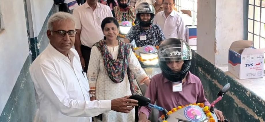 कोटपूतली: स्कूटी पाकर चहकी बेटियां, राजकीय एलबीएस पीजी कॉलेज में काली बाई भील मेधावी छात्रा स्कूटी वितरण समारोह आयोजित कोटपूतली: स्कूटी पाकर चहकी बेटियां, राजकीय एलबीएस पीजी कॉलेज में काली बाई भील मेधावी छात्रा स्कूटी वितरण समारोह आयोजित