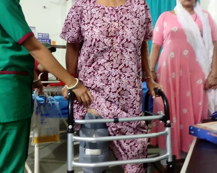 कोटपूतली: 73 वर्षीया नर्बदा को साढ़े सात वर्षों से थी उठने-बैठने में दिक्कत, अब वह अपना सारा काम खुद कर सकेगी कोटपूतली: 73 वर्षीया नर्बदा को साढ़े सात वर्षों से थी उठने-बैठने में दिक्कत, अब वह अपना सारा काम खुद कर सकेगी