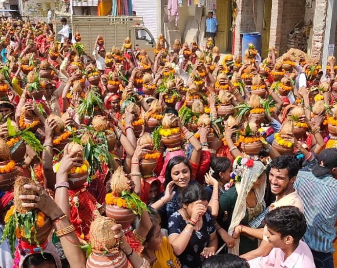 कोटपूतली: महिलाओं ने गाए मंगल गीत, भजनों की धुन पर युवकों ने लगाए ठुमके कोटपूतली: महिलाओं ने गाए मंगल गीत, भजनों की धुन पर युवकों ने लगाए ठुमके