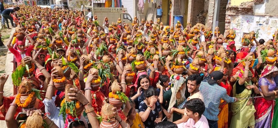 कोटपूतली: महिलाओं ने गाए मंगल गीत, भजनों की धुन पर युवकों ने लगाए ठुमके कोटपूतली: महिलाओं ने गाए मंगल गीत, भजनों की धुन पर युवकों ने लगाए ठुमके