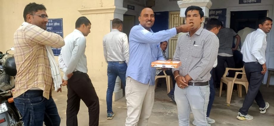 कोटपूतली: Change Designation: खुशी से झूमे कर्मचारी, बांटी मिठाईयां, जताया अशोक गहलोत का आभार कोटपूतली: Change Designation: खुशी से झूमे कर्मचारी, बांटी मिठाईयां, जताया अशोक गहलोत का आभार