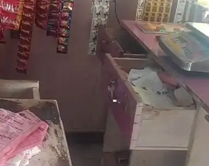 कोटपूतली: दुकान का ताला तोडक़र हजारों की चोरी, प्रागपुरा थाना क्षेत्र का मामला, चोरों ने ग्राम बावड़ी में किराना की दुकान को बनाया निशाना कोटपूतली: दुकान का ताला तोडक़र हजारों की चोरी, प्रागपुरा थाना क्षेत्र का मामला, चोरों ने ग्राम बावड़ी में किराना की दुकान को बनाया निशाना