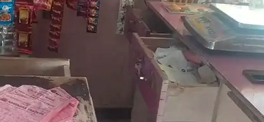 कोटपूतली: दुकान का ताला तोडक़र हजारों की चोरी, प्रागपुरा थाना क्षेत्र का मामला, चोरों ने ग्राम बावड़ी में किराना की दुकान को बनाया निशाना कोटपूतली: दुकान का ताला तोडक़र हजारों की चोरी, प्रागपुरा थाना क्षेत्र का मामला, चोरों ने ग्राम बावड़ी में किराना की दुकान को बनाया निशाना