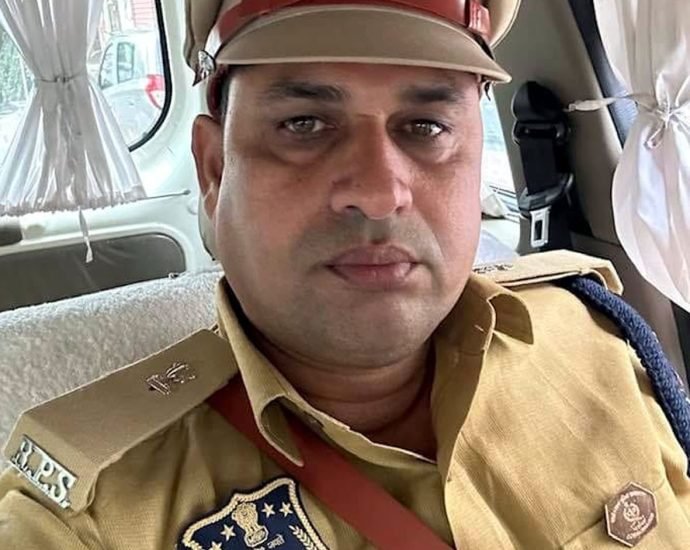 Kotputli: नए एएसपी दिनेश यादव ने ग्रहण किया पदभार, कहा- शांति एवं कानून व्यवस्था बरकरार रखना उनकी प्राथमिकताओं में शामिल Kotputli: नए एएसपी दिनेश यादव ने ग्रहण किया पदभार, कहा- शांति एवं कानून व्यवस्था बरकरार रखना उनकी प्राथमिकताओं में शामिल