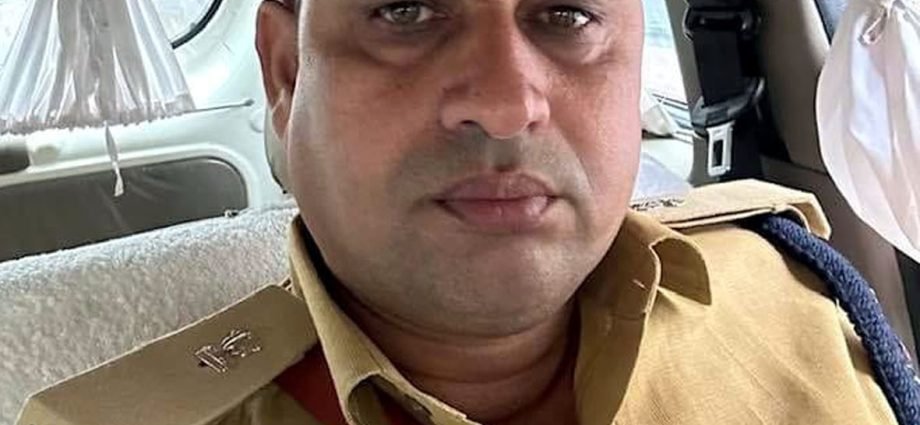 Kotputli: नए एएसपी दिनेश यादव ने ग्रहण किया पदभार, कहा- शांति एवं कानून व्यवस्था बरकरार रखना उनकी प्राथमिकताओं में शामिल Kotputli: नए एएसपी दिनेश यादव ने ग्रहण किया पदभार, कहा- शांति एवं कानून व्यवस्था बरकरार रखना उनकी प्राथमिकताओं में शामिल