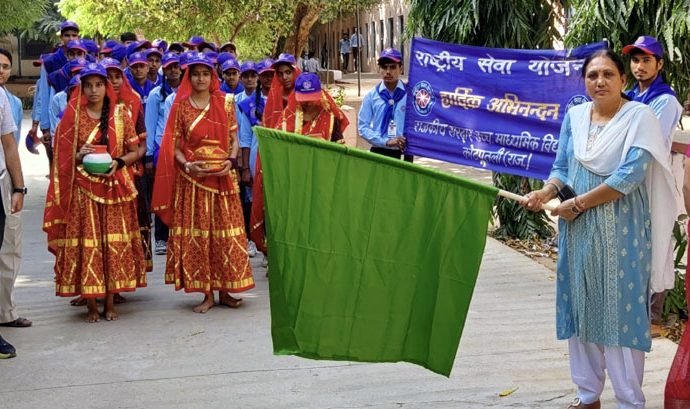 KOTPUTLI: राजकीय सरदार स्कूल के विद्यार्थियों ने निकाली अमृत कलश यात्रा, प्राचार्य मनोरमा यादव ने किया यात्रा को रवाना KOTPUTLI: राजकीय सरदार स्कूल के विद्यार्थियों ने निकाली अमृत कलश यात्रा, प्राचार्य मनोरमा यादव ने किया यात्रा को रवाना