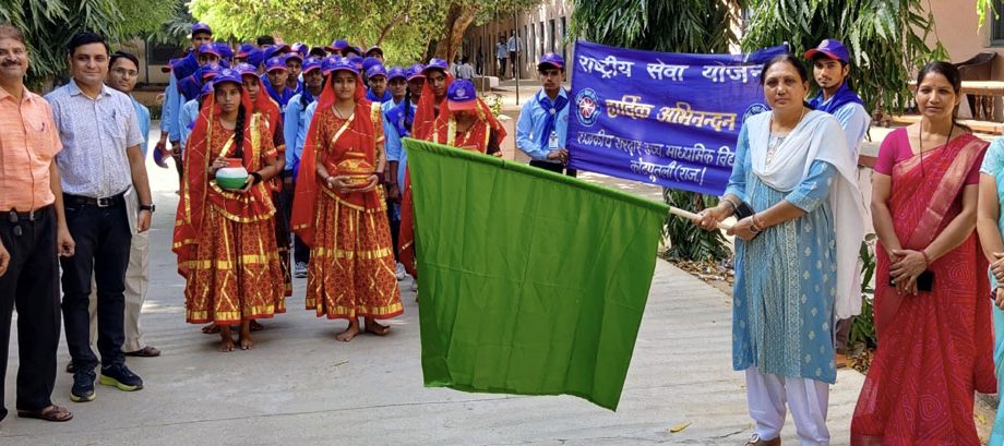 KOTPUTLI: राजकीय सरदार स्कूल के विद्यार्थियों ने निकाली अमृत कलश यात्रा, प्राचार्य मनोरमा यादव ने किया यात्रा को रवाना