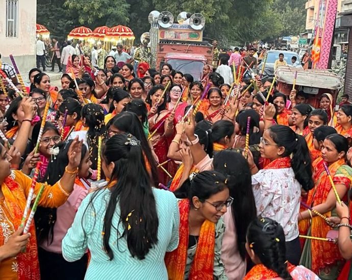 KOTPUTLI-BEHROR: कोटपूतली में अग्रसेन महाराज की शोभा यात्रा में खनके डांडिया, बैंड की धुन पर युवकों ने लगाए ठुमके, लवाजमे के साथ निकली शोभा यात्रा KOTPUTLI-BEHROR: कोटपूतली में अग्रसेन महाराज की शोभा यात्रा में खनके डांडिया, बैंड की धुन पर युवकों ने लगाए ठुमके, लवाजमे के साथ निकली शोभा यात्रा