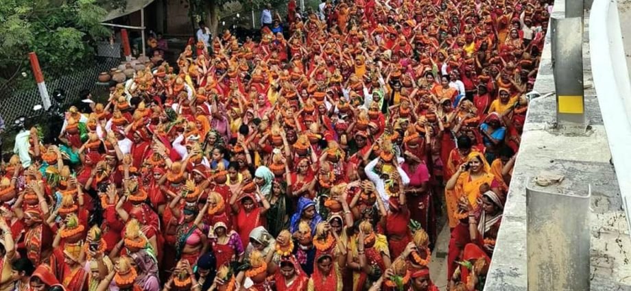 KOTPUTLI-BEHROR: बाबा श्याम व भोलेनाथ के जयकारों ने गूंजा कोटपूतली, निकली भव्य कलश यात्रा, उमड़ी महिलाओं की भारी भीड़ KOTPUTLI-BEHROR: बाबा श्याम व भोलेनाथ के जयकारों ने गूंजा कोटपूतली, निकली भव्य कलश यात्रा, उमड़ी महिलाओं की भारी भीड़