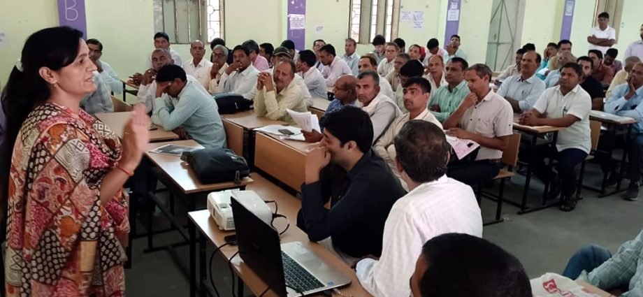 KOTPUTLI-BEHROR: कोटपूतली विधानसभा क्षेत्र में साढ़े सात हजार से अधिक मतदाताओं को मिलेगी होम वोटिंग की सुविधा, तैयारियों में जुटा निर्वाचन विभाग KOTPUTLI-BEHROR: कोटपूतली विधानसभा क्षेत्र में साढ़े सात हजार से अधिक मतदाताओं को मिलेगी होम वोटिंग की सुविधा, तैयारियों में जुटा निर्वाचन विभाग