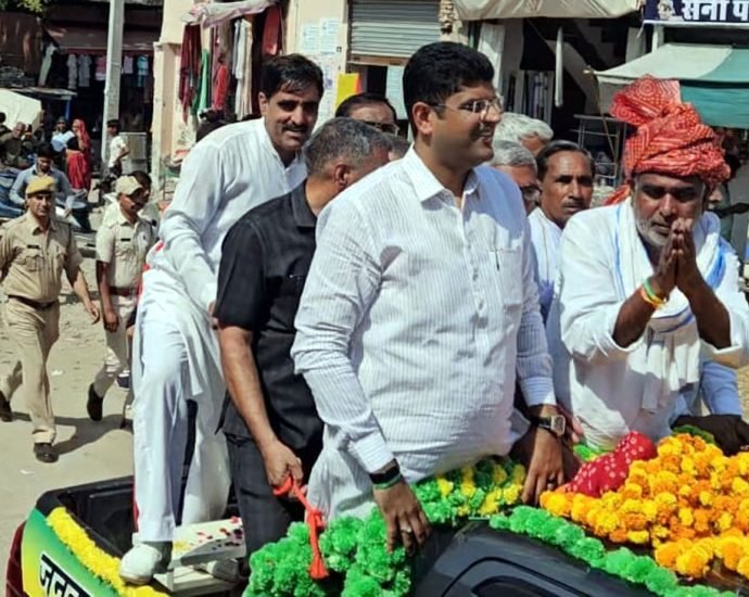 KOTPUTLI-BEHROR: कोटपूतली में दुष्यंत चौटाला ने किया रोड़ शो, प्रत्याशी के पक्ष में माहौल बनाने का प्रयास, चौटाला बोले- राजस्थान 25 सीटों पर चुनाव लड़ेंगी जेजेपी KOTPUTLI-BEHROR: कोटपूतली में दुष्यंत चौटाला ने किया रोड़ शो, प्रत्याशी के पक्ष में माहौल बनाने का प्रयास, चौटाला बोले- राजस्थान 25 सीटों पर चुनाव लड़ेंगी जेजेपी