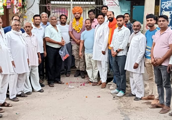 कोटपूतली: समाज के लोगों ने कहा-बिजेंद्र पर उन्हें है गर्व, सैनी समाज ने किया पर्वतारोही का सम्मान कोटपूतली: समाज के लोगों ने कहा-बिजेंद्र पर उन्हें है गर्व, सैनी समाज ने किया पर्वतारोही का सम्मान