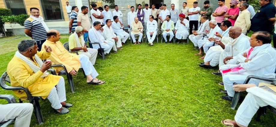 KOTPUTLI: सांसद जौनापुरिया ने कहा- चुनाव में एकजुट होकर कोटपूतली में खिलाना है कमल, कोटपूतली के दौरे पर रहे चौधरी सुखबीर सिंह जौनापुरिया, भाजपा कार्यकर्ताओं से मुलाकात की KOTPUTLI: सांसद जौनापुरिया ने कहा- चुनाव में एकजुट होकर कोटपूतली में खिलाना है कमल, कोटपूतली के दौरे पर रहे चौधरी सुखबीर सिंह जौनापुरिया, भाजपा कार्यकर्ताओं से मुलाकात की