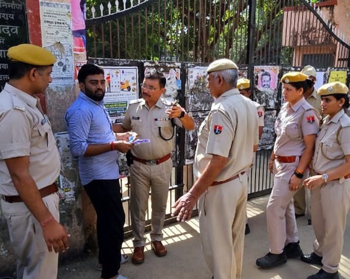 RAS Pre Exam: काम नहीं आई मिन्नतें, गेट बंद देख रो पड़ी युवती, कुछ सेकेंड देरी के कारण युवक को नहीं मिली एंट्री RAS Pre Exam: काम नहीं आई मिन्नतें, गेट बंद देख रो पड़ी युवती, कुछ सेकेंड देरी के कारण युवक को नहीं मिली एंट्री
