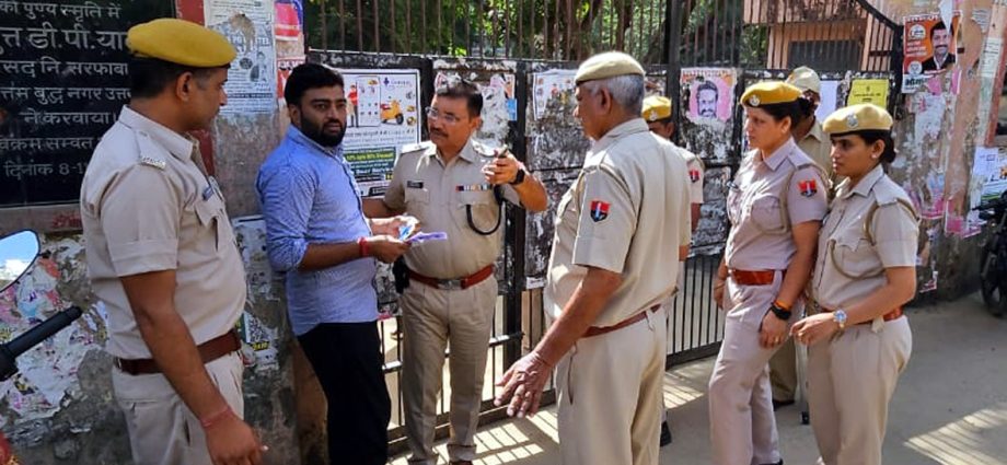 RAS Pre Exam: काम नहीं आई मिन्नतें, गेट बंद देख रो पड़ी युवती, कुछ सेकेंड देरी के कारण युवक को नहीं मिली एंट्री