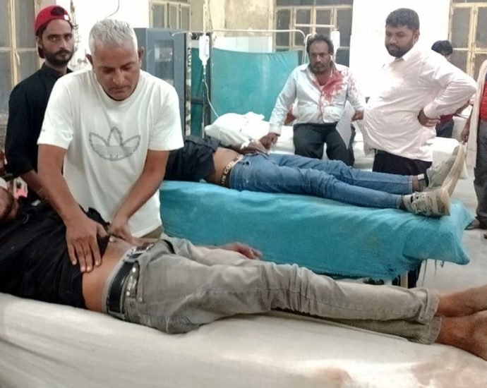 KOTPUTLI-BEHROR: दो पक्षों में मारपीट, कुल 9 लोग जख्मी, सूचना पर पहुंची पुलिस KOTPUTLI-BEHROR: दो पक्षों में मारपीट, कुल 9 लोग जख्मी, सूचना पर पहुंची पुलिस