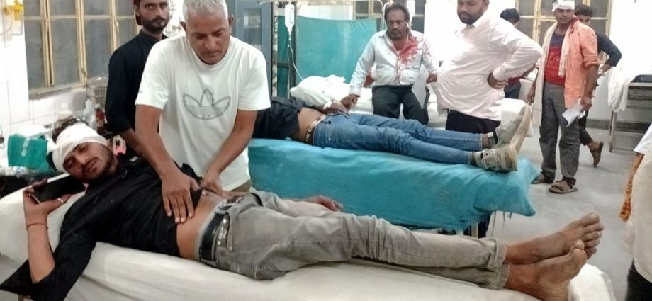 KOTPUTLI-BEHROR: दो पक्षों में मारपीट, कुल 9 लोग जख्मी, सूचना पर पहुंची पुलिस KOTPUTLI-BEHROR: दो पक्षों में मारपीट, कुल 9 लोग जख्मी, सूचना पर पहुंची पुलिस