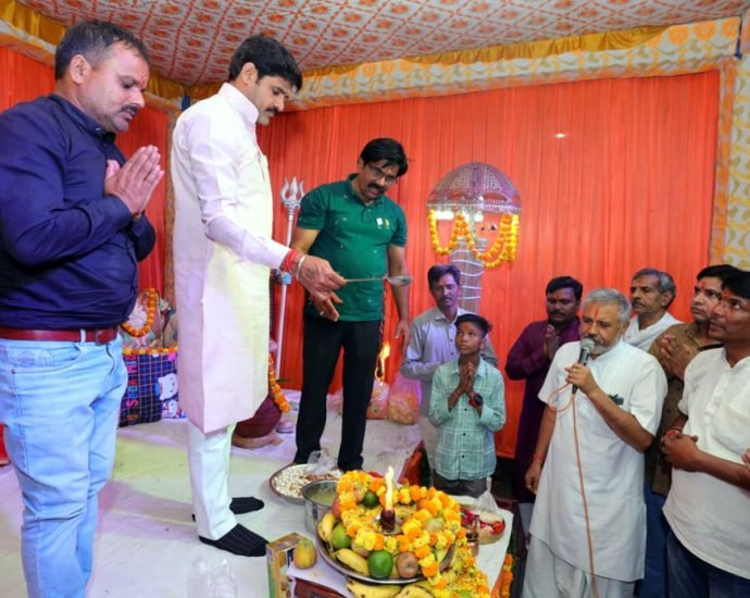 KOTPUTLI-BEHROR: मां भगवती के जागरण में जमकर झूमे श्रद्धालु, रात भर बही भजनों की गंगा KOTPUTLI-BEHROR: मां भगवती के जागरण में जमकर झूमे श्रद्धालु, रात भर बही भजनों की गंगा