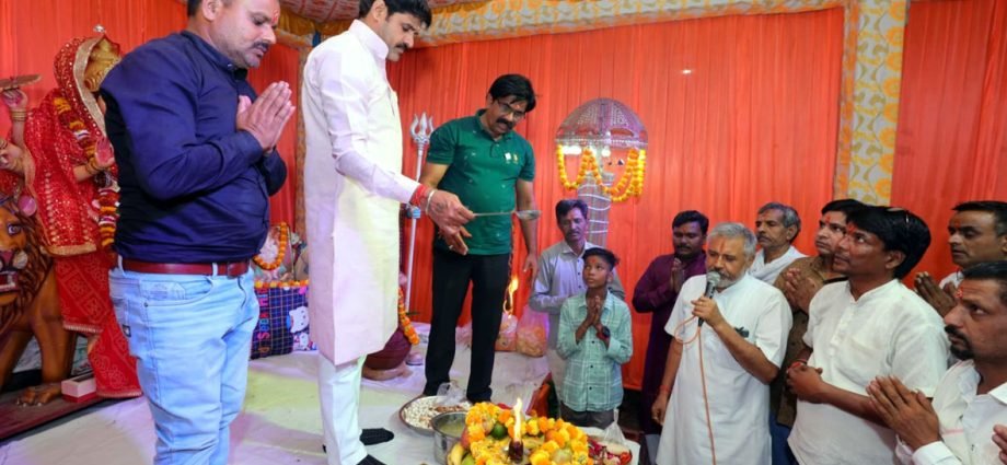 KOTPUTLI-BEHROR: मां भगवती के जागरण में जमकर झूमे श्रद्धालु, रात भर बही भजनों की गंगा KOTPUTLI-BEHROR: मां भगवती के जागरण में जमकर झूमे श्रद्धालु, रात भर बही भजनों की गंगा