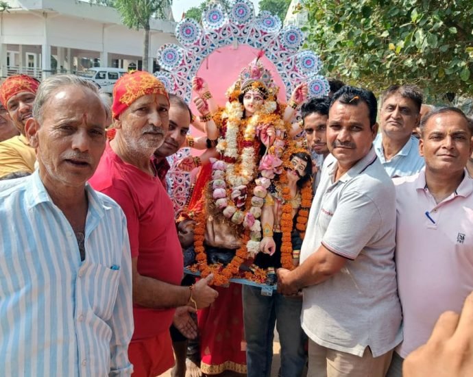 KOTPUTLI-BEHROR: कोटपूतली में शोभायात्रा के बाद मां दुर्गा की मूर्ति विसर्जित, दयावती विहार में दुर्गा महोत्सव संपन्न KOTPUTLI-BEHROR: कोटपूतली में शोभायात्रा के बाद मां दुर्गा की मूर्ति विसर्जित, दयावती विहार में दुर्गा महोत्सव संपन्न