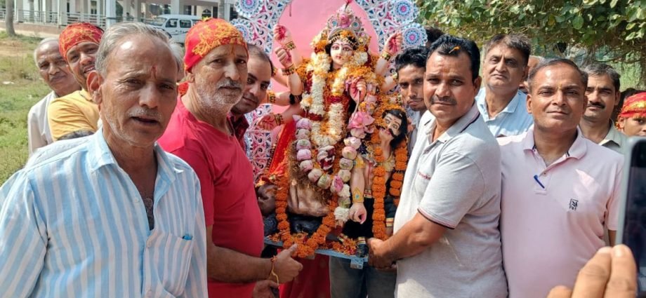 KOTPUTLI-BEHROR: कोटपूतली में शोभायात्रा के बाद मां दुर्गा की मूर्ति विसर्जित, दयावती विहार में दुर्गा महोत्सव संपन्न KOTPUTLI-BEHROR: कोटपूतली में शोभायात्रा के बाद मां दुर्गा की मूर्ति विसर्जित, दयावती विहार में दुर्गा महोत्सव संपन्न