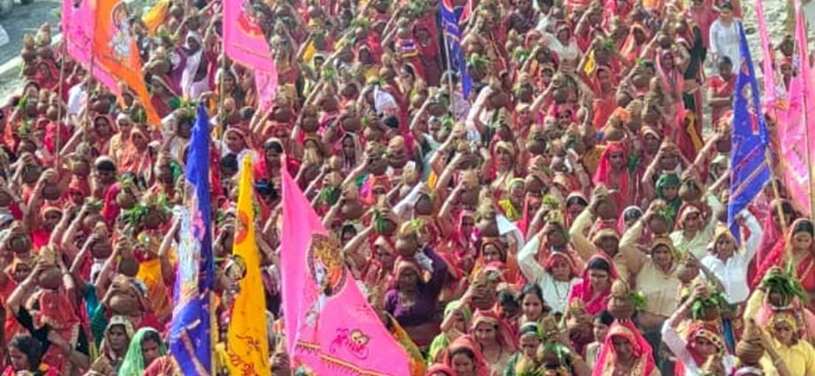 KOTPUTLI-BEHROR: श्रृद्धा व भक्ति की फुहारों से तरबतर हुआ कोटपूतली, समूचा शहर हुआ श्याम मय, कलश यात्रा ने मन मोहा KOTPUTLI-BEHROR: श्रृद्धा व भक्ति की फुहारों से तरबतर हुआ कोटपूतली, समूचा शहर हुआ श्याम मय, कलश यात्रा ने मन मोहा