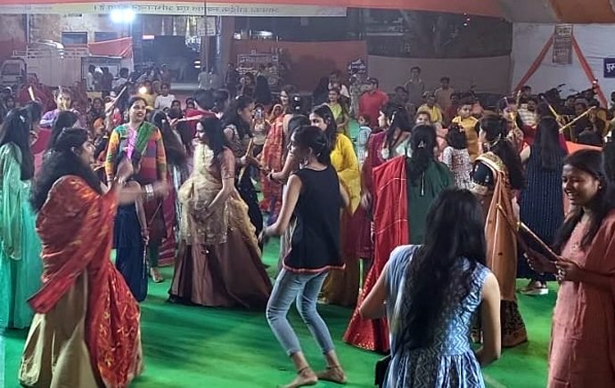 KOTPUTLI-BEHROR: कोटपूतली में खनके डांडिया, गरबा महोत्सव का आयोजन KOTPUTLI-BEHROR: कोटपूतली में खनके डांडिया, गरबा महोत्सव का आयोजन