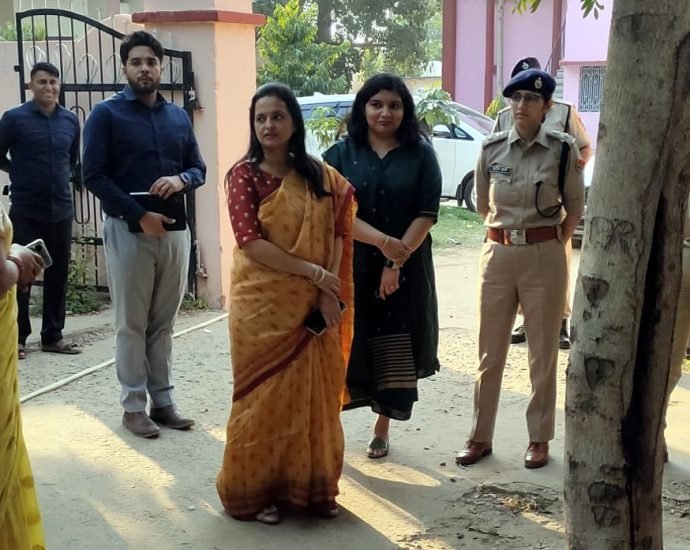 KOTPUTLI-BEHROR: कोटपूतली दौरे पर रही संभागीय आयुक्त, किया मतदान केन्द्रों का निरीक्षण, चुनाव को लेकर दिए जरुरी निर्देश KOTPUTLI-BEHROR: कोटपूतली दौरे पर रही संभागीय आयुक्त, किया मतदान केन्द्रों का निरीक्षण, चुनाव को लेकर दिए जरुरी निर्देश