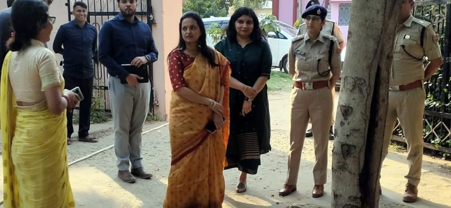 KOTPUTLI-BEHROR: कोटपूतली दौरे पर रही संभागीय आयुक्त, किया मतदान केन्द्रों का निरीक्षण, चुनाव को लेकर दिए जरुरी निर्देश KOTPUTLI-BEHROR: कोटपूतली दौरे पर रही संभागीय आयुक्त, किया मतदान केन्द्रों का निरीक्षण, चुनाव को लेकर दिए जरुरी निर्देश