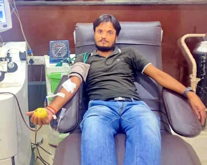 KOTPUTLI-BEHROR: आपातकालीन ओ नेगेटिव प्लेटरेट्स की आवश्यकता पडऩे पर युवक ने किया रक्तमणि अभियान में रक्तदान KOTPUTLI-BEHROR: आपातकालीन ओ नेगेटिव प्लेटरेट्स की आवश्यकता पडऩे पर युवक ने किया रक्तमणि अभियान में रक्तदान