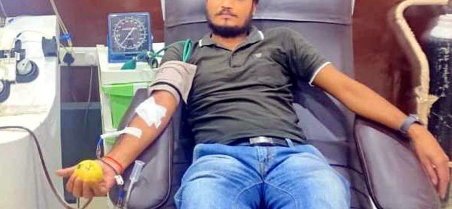 KOTPUTLI-BEHROR: आपातकालीन ओ नेगेटिव प्लेटरेट्स की आवश्यकता पडऩे पर युवक ने किया रक्तमणि अभियान में रक्तदान KOTPUTLI-BEHROR: आपातकालीन ओ नेगेटिव प्लेटरेट्स की आवश्यकता पडऩे पर युवक ने किया रक्तमणि अभियान में रक्तदान