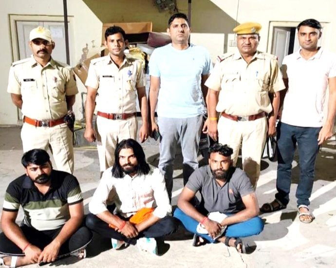 KOTPUTLI-BEHROR: कोटपूतली पुलिस ने अवैध शराब में लिप्त आरोपी और तीन वारंटियों को किया गिरफ्तार KOTPUTLI-BEHROR: कोटपूतली पुलिस ने अवैध शराब में लिप्त आरोपी और तीन वारंटियों को किया गिरफ्तार