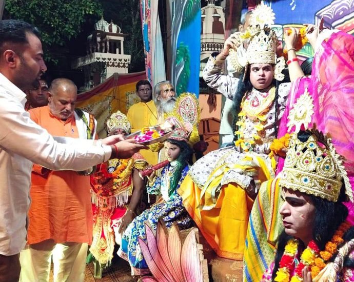 KOTPUTLI-BEHROR: कोटपूतली में राज्याभिषेक के साथ श्री रामलीला का हुआ समापन, अंतिम दिन श्रीराम के अयोध्या पहुंचने व भरत मिलाप की लीला का मंचन भी हुआ KOTPUTLI-BEHROR: कोटपूतली में राज्याभिषेक के साथ श्री रामलीला का हुआ समापन, अंतिम दिन श्रीराम के अयोध्या पहुंचने व भरत मिलाप की लीला का मंचन भी हुआ