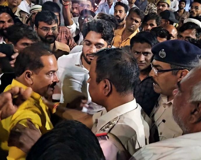 KOTPUTLI-BEHROR: डंपर के नीचे कुचला गया रिक्शा चालक, आक्रोशित भीड़ ने लगाया जाम, गोयल व डीएसपी के बीच हुई जमकर तनातनी, गाडिय़ा लुहार समुदाय का है युवक KOTPUTLI-BEHROR: डंपर के नीचे कुचला गया रिक्शा चालक, आक्रोशित भीड़ ने लगाया जाम, गोयल व डीएसपी के बीच हुई जमकर तनातनी, गाडिय़ा लुहार समुदाय का है युवक