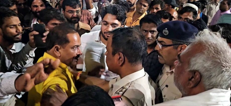 KOTPUTLI-BEHROR: डंपर के नीचे कुचला गया रिक्शा चालक, आक्रोशित भीड़ ने लगाया जाम, गोयल व डीएसपी के बीच हुई जमकर तनातनी, गाडिय़ा लुहार समुदाय का है युवक KOTPUTLI-BEHROR: डंपर के नीचे कुचला गया रिक्शा चालक, आक्रोशित भीड़ ने लगाया जाम, गोयल व डीएसपी के बीच हुई जमकर तनातनी, गाडिय़ा लुहार समुदाय का है युवक