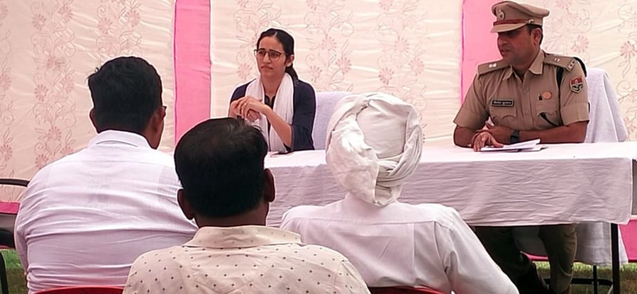 KOTPUTLI-BEHROR: कोटपूतली में पुलिस अधीक्षक ने ली जिला स्तरीय सीएलजी की बैठक, शांतिपूर्व तरीके से चुनाव कराने में सहयोग की अपील KOTPUTLI-BEHROR: कोटपूतली में पुलिस अधीक्षक ने ली जिला स्तरीय सीएलजी की बैठक, शांतिपूर्व तरीके से चुनाव कराने में सहयोग की अपील