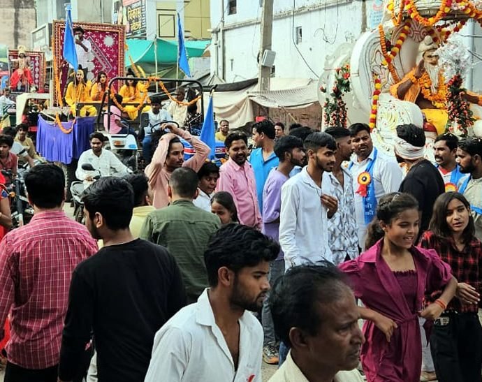 KOTPUTLI-BEHROR: कोटपूतली में महर्षि वाल्मीकि जयंती पर निकली भव्य शोभा यात्रा, महर्षि वाल्मीकी, भगवान राम, हनुमान, लव-कुश की सजाई झांकी KOTPUTLI-BEHROR: कोटपूतली में महर्षि वाल्मीकि जयंती पर निकली भव्य शोभा यात्रा, महर्षि वाल्मीकी, भगवान राम, हनुमान, लव-कुश की सजाई झांकी