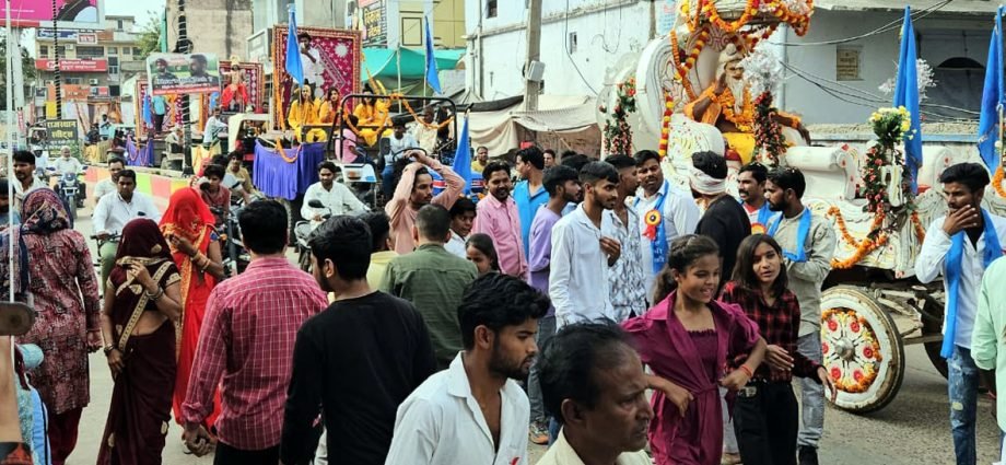 KOTPUTLI-BEHROR: कोटपूतली में महर्षि वाल्मीकि जयंती पर निकली भव्य शोभा यात्रा, महर्षि वाल्मीकी, भगवान राम, हनुमान, लव-कुश की सजाई झांकी KOTPUTLI-BEHROR: कोटपूतली में महर्षि वाल्मीकि जयंती पर निकली भव्य शोभा यात्रा, महर्षि वाल्मीकी, भगवान राम, हनुमान, लव-कुश की सजाई झांकी