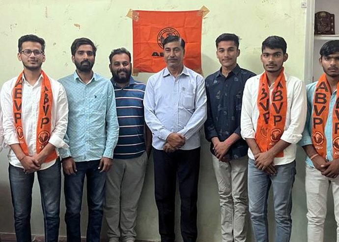 कोटपूतली: एबीवीपी की नगर इकाई की कार्यकारिणी घोषित, डा.घनेश गौड अध्यक्ष व हर्षित सोनी मंत्री बने कोटपूतली: एबीवीपी की नगर इकाई की कार्यकारिणी घोषित, डा.घनेश गौड अध्यक्ष व हर्षित सोनी मंत्री बने