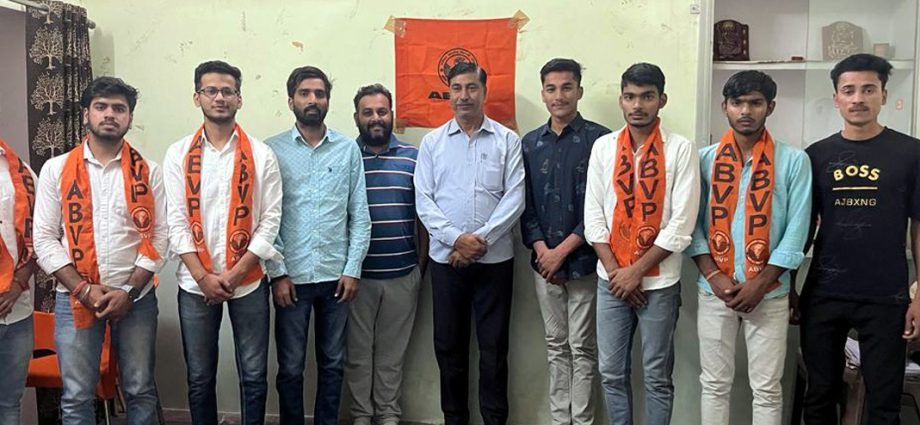 कोटपूतली: एबीवीपी की नगर इकाई की कार्यकारिणी घोषित, डा.घनेश गौड अध्यक्ष व हर्षित सोनी मंत्री बने कोटपूतली: एबीवीपी की नगर इकाई की कार्यकारिणी घोषित, डा.घनेश गौड अध्यक्ष व हर्षित सोनी मंत्री बने