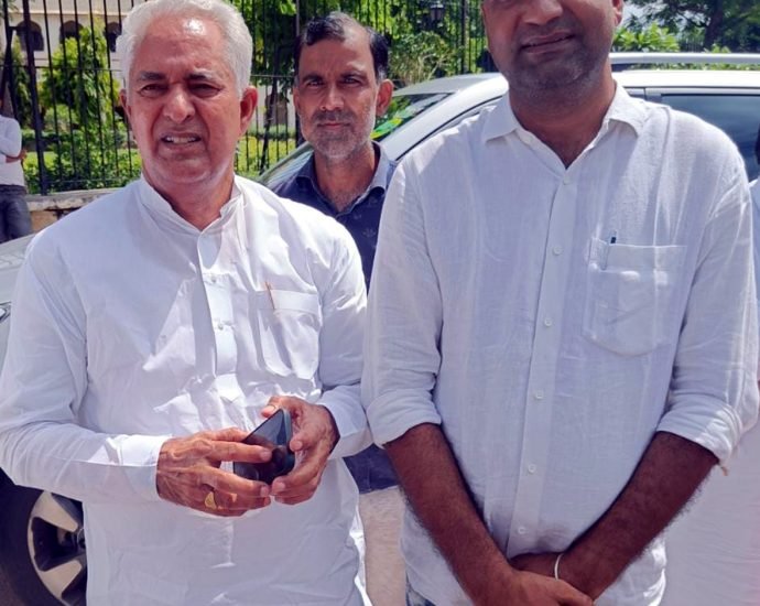 कोटपूतली: ग्राम पंचायत बसई में पीएचसी खुलवाने की मांग, मनोज चौधरी ने की चिकित्सा मंत्री से भेंट कोटपूतली: ग्राम पंचायत बसई में पीएचसी खुलवाने की मांग, मनोज चौधरी ने की चिकित्सा मंत्री से भेंट