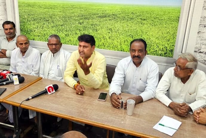 कोटपूतली: विधानसभा चुनाव में टिकटों के लिए सैनी समाज ने भरी हुंकार, कहा-पार्टियों ने अनदेखा किया तो भुगतना पड़ेगा अंजाम कोटपूतली: विधानसभा चुनाव में टिकटों के लिए सैनी समाज ने भरी हुंकार, कहा-पार्टियों ने अनदेखा किया तो भुगतना पड़ेगा अंजाम