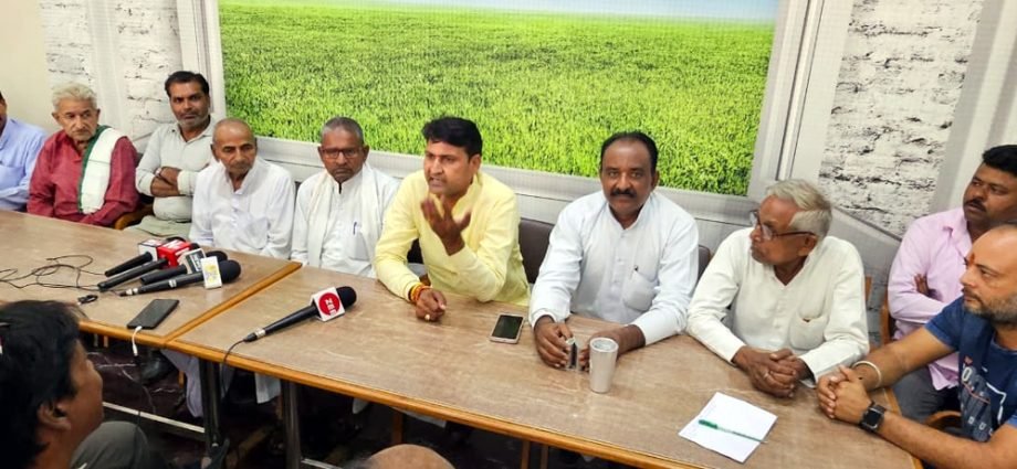 कोटपूतली: विधानसभा चुनाव में टिकटों के लिए सैनी समाज ने भरी हुंकार, कहा-पार्टियों ने अनदेखा किया तो भुगतना पड़ेगा अंजाम कोटपूतली: विधानसभा चुनाव में टिकटों के लिए सैनी समाज ने भरी हुंकार, कहा-पार्टियों ने अनदेखा किया तो भुगतना पड़ेगा अंजाम