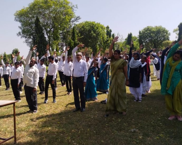 Kotputli: श्रीकृष्ण टीटी कॉलेज में कराया योगाभ्यास, दी योग क्रियाओं के बारे में जानकारी Kotputli: श्रीकृष्ण टीटी कॉलेज में कराया योगाभ्यास, दी योग क्रियाओं के बारे में जानकारी