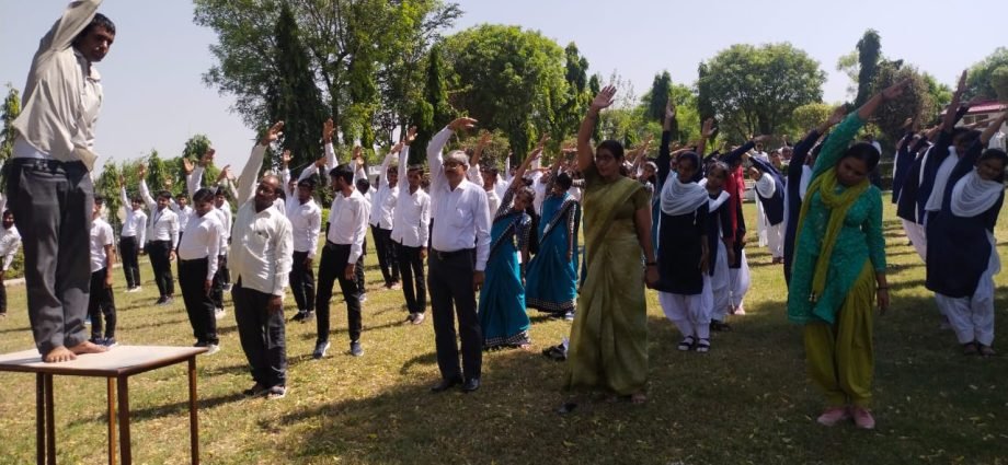 Kotputli: श्रीकृष्ण टीटी कॉलेज में कराया योगाभ्यास, दी योग क्रियाओं के बारे में जानकारी Kotputli: श्रीकृष्ण टीटी कॉलेज में कराया योगाभ्यास, दी योग क्रियाओं के बारे में जानकारी