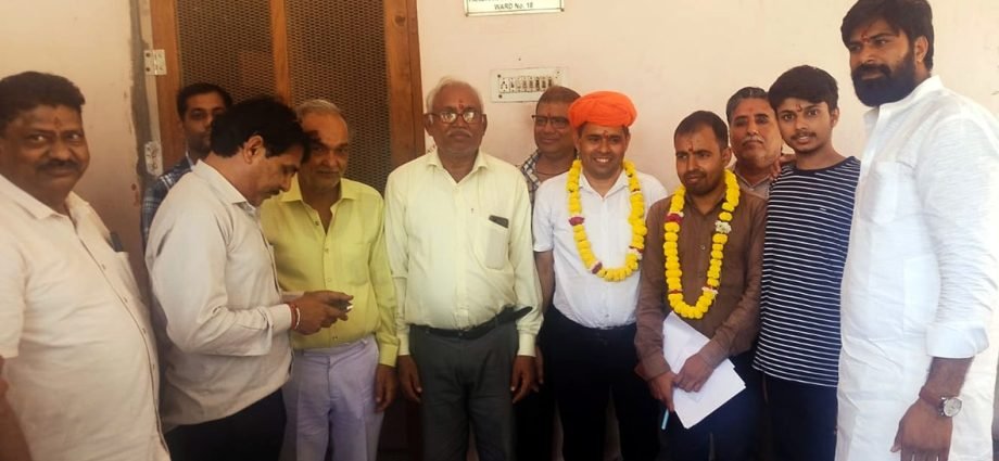 KOTPUTLI: पशुपालन विभाग की सेवा में दस वर्ष पूर्ण होने पर किया सम्मान, लोगों ने गोविन्द भारद्वाज का किया सम्मान KOTPUTLI: पशुपालन विभाग की सेवा में दस वर्ष पूर्ण होने पर किया सम्मान, लोगों ने गोविन्द भारद्वाज का किया सम्मान