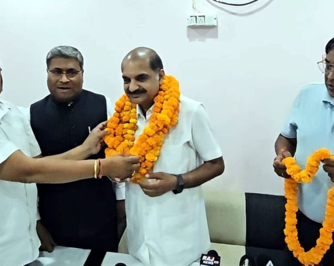 KOTPUTLI-BEHROR: अखिल भारतीय वैश्य सम्मेलन ने दी भाजपा को परिणाम भुगतने की चेतावनी, कोटपूतली पहुंचे सम्मेलन के राष्ट्रीय महामंत्री उमेश अग्रवाल KOTPUTLI-BEHROR: अखिल भारतीय वैश्य सम्मेलन ने दी भाजपा को परिणाम भुगतने की चेतावनी, कोटपूतली पहुंचे सम्मेलन के राष्ट्रीय महामंत्री उमेश अग्रवाल