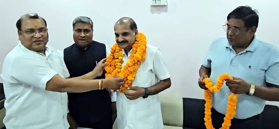 KOTPUTLI-BEHROR: अखिल भारतीय वैश्य सम्मेलन ने दी भाजपा को परिणाम भुगतने की चेतावनी, कोटपूतली पहुंचे सम्मेलन के राष्ट्रीय महामंत्री उमेश अग्रवाल KOTPUTLI-BEHROR: अखिल भारतीय वैश्य सम्मेलन ने दी भाजपा को परिणाम भुगतने की चेतावनी, कोटपूतली पहुंचे सम्मेलन के राष्ट्रीय महामंत्री उमेश अग्रवाल